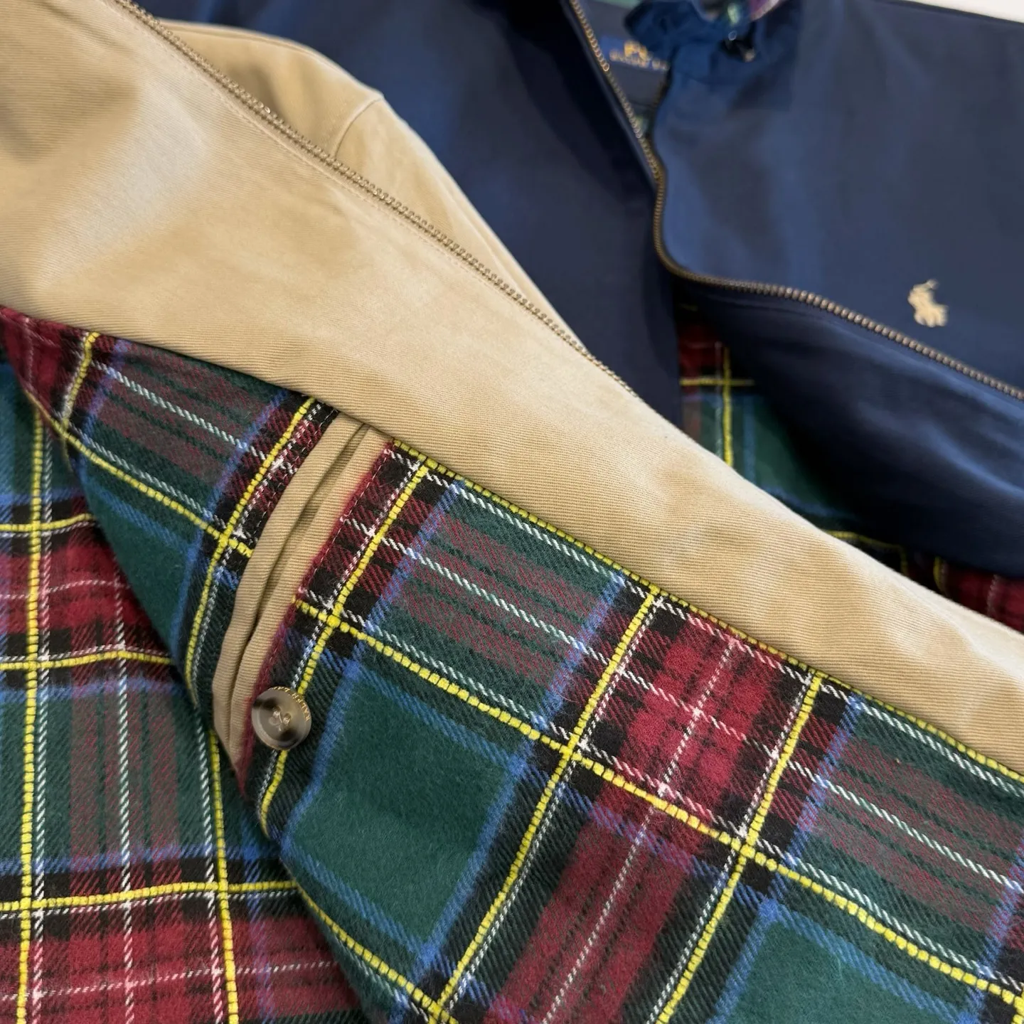 P360 Style number: R06 Ralph Lauren/Ralph Lauren American vintage classic lapel old cadre retro jacket autumn and winter thickened coat with wool lining Color: Khaki Navy SIZE #SMLXL Classic design Timeless classic Thick cotton fabric Presents a sense of vintage Colored plaid embellishment on the collar and cuffs Looks good on both men and women Wear as comfortable as you want Mainly relaxed retro YYDS One piece for both men and women An indispensable piece for autumn and winter, the most popular jacket at the moment. The 100% cotton twill is thick and thick, and the pure cotton colorful plaid lining is distinguished by digital printing in the market. Exquisite embroidery. The Harrington jacket has a loose fit, is short and fat, and is super versatile. It is a clean fit and is suitable for both men and women. Reference # Size: S/M/L/XL Length: 68 70 72 74 Sleeve length: 63 64 65 66 Shoulder width: 51 52 53 54 Bust: 126 130 134 138